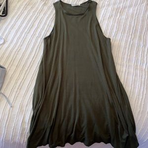 Dark olive green t-shirt dress. Great condition. Size small.
